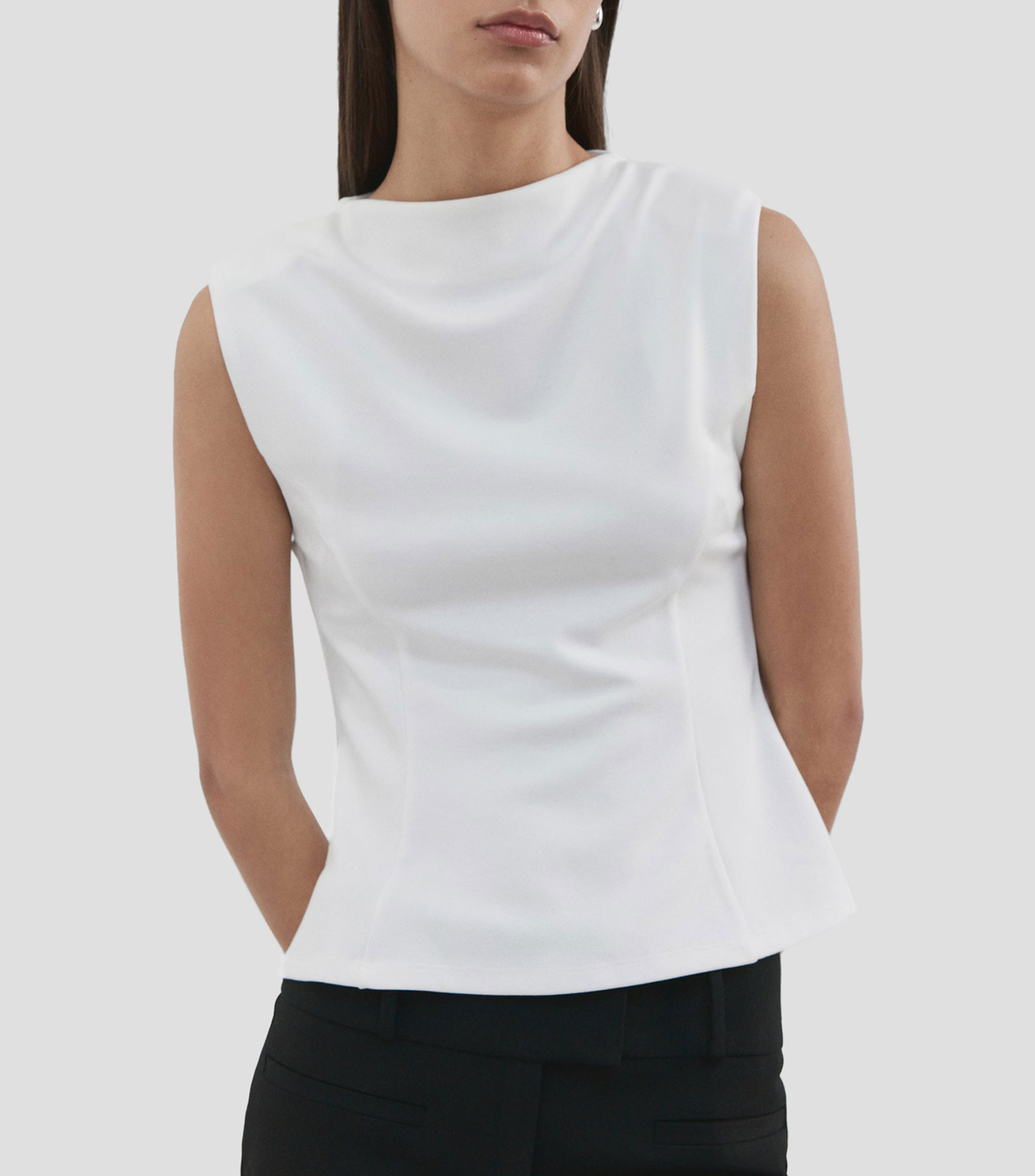 Playera cuello redondo sin mangas lisa Mujer